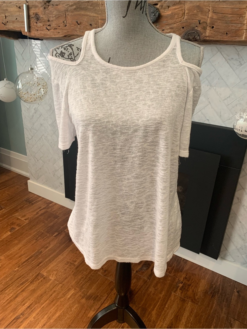Gibson White Cold-Shoulder Short Sleeve Top